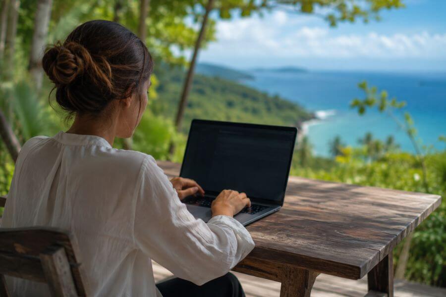 Read more about the article The New Work-Life Balance: How to Successfully Negotiate a Travel-Friendly Hybrid Career