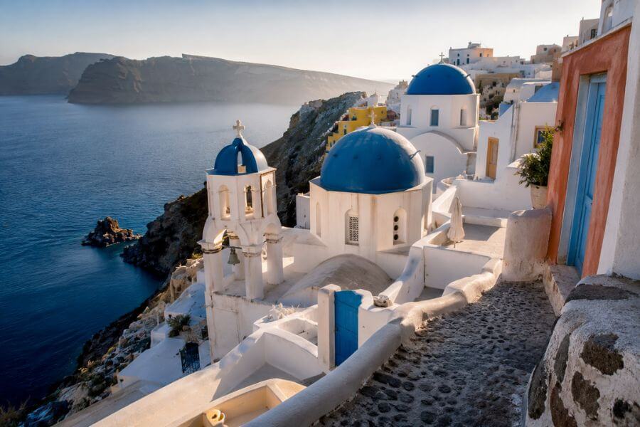 Read more about the article Why Smart Travelers Are Booking Shoulder Season Trips Exclusively This Year